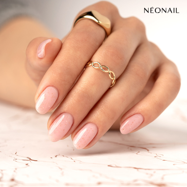Ongles roses pailletés